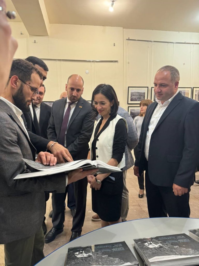 Գորիսում հանդիսավորությամբ բացվեց Գուրոսի սևանկարների ցուցահանդեսը