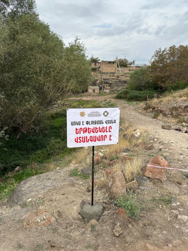 Զգուշացնող վահանակներ Արուճ բնակավայրի ամրոցի տարածքում
