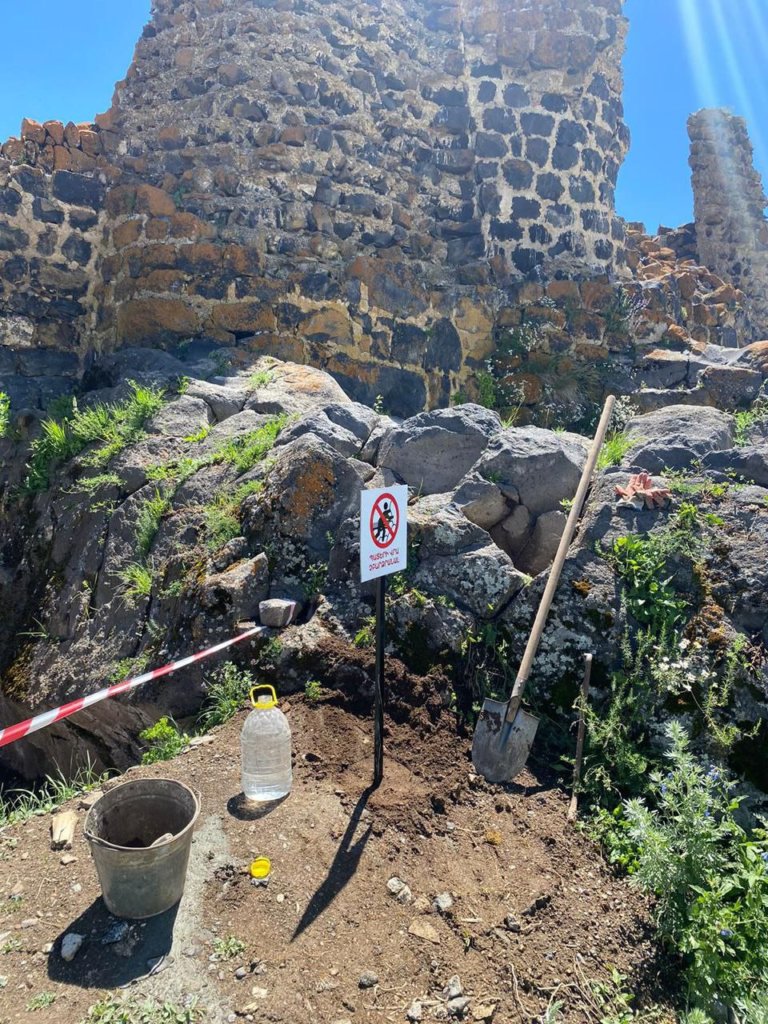 Ցուցանակներ «Բերդկունք» ամրոցում