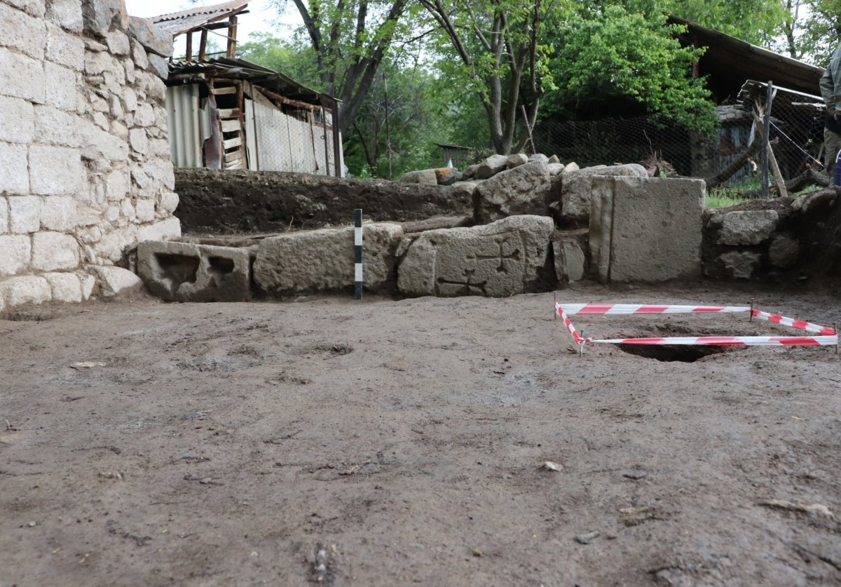 Հայտնաբերվել են միջնադարյան կառույցին կցված բնակարանների ավերակներ