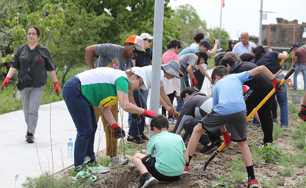 Ծառատունկ Զվարթնոցում