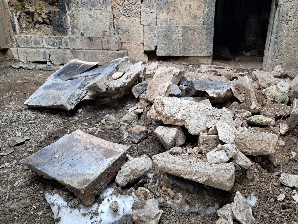 Քարաթափում և փլուզման վտանգ  Արատեսում