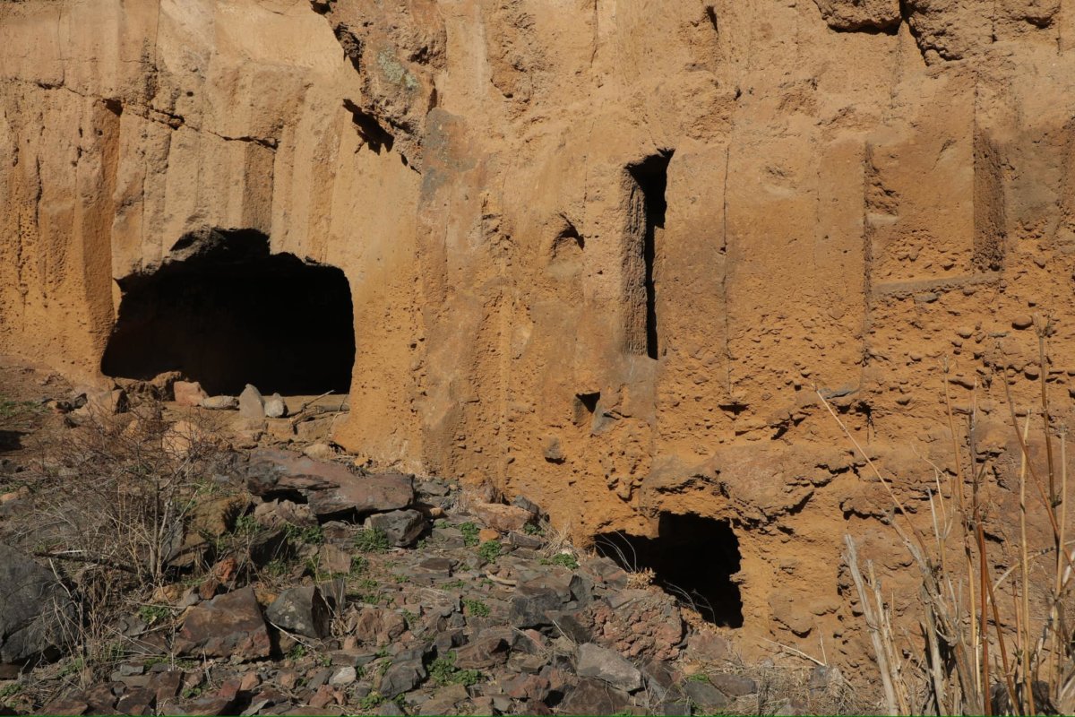 Օհանավանի  ժայռափոր եկեղեցի Սուրբ Աստվածածին կամ «Կարմիր վանքեր»