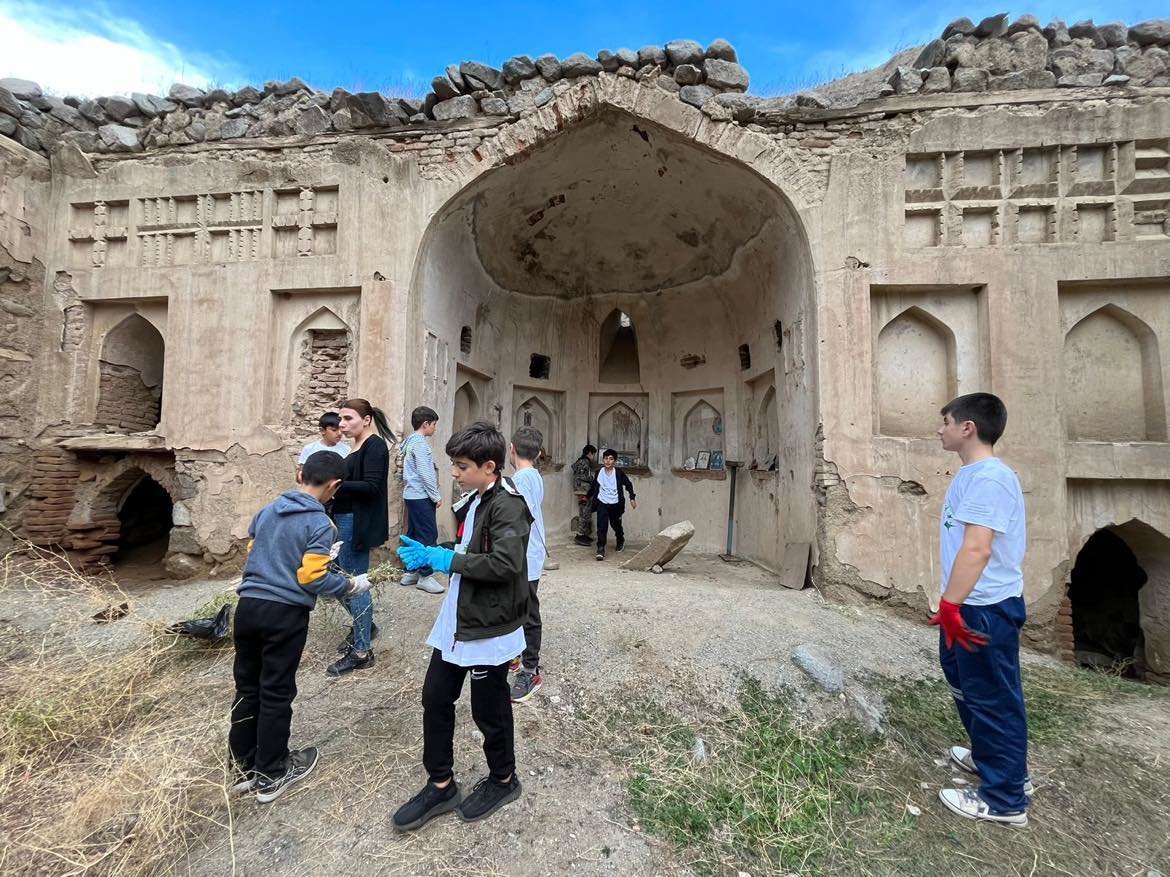 Մաքրման աշխատանքներ Մեղրիի 17-18-րդ դարերով թվագրվող եկեղեցու տարածքում