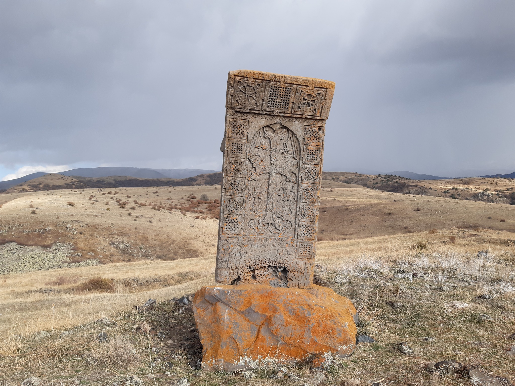 Շանթահարված խաչքարը վերականգնվում է