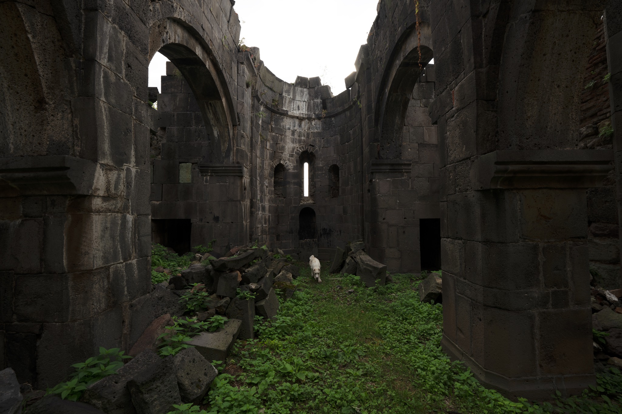 Լոռու մարզի Աքորի գյուղից 3 կմ հեռավորության վրա է գտնվում  Բգավոր եկեղեցին