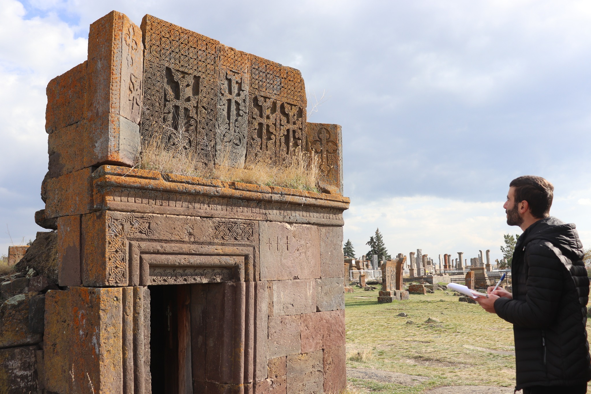 Հաշվառվում և մաքրվում են Նորատուսի խաչքարերն ու տապանաքարերը