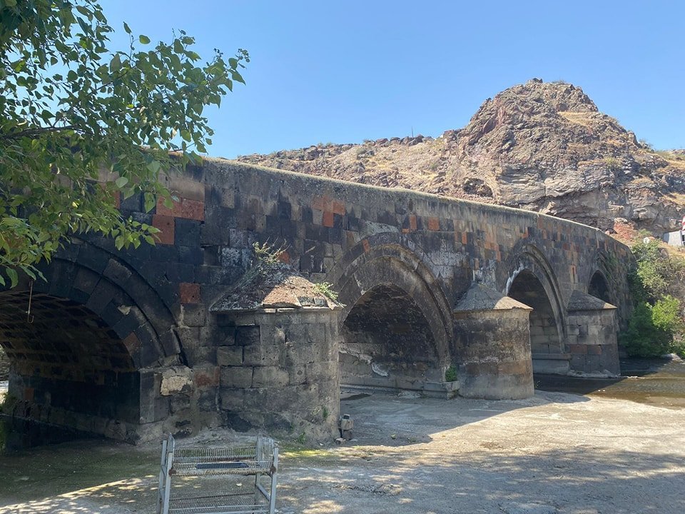 Մեքենայի հարվածից վնասվել է Օշականի կամուրջը