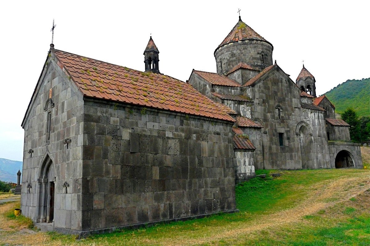 Հաղպատի թեքված քարը ուղղվել է