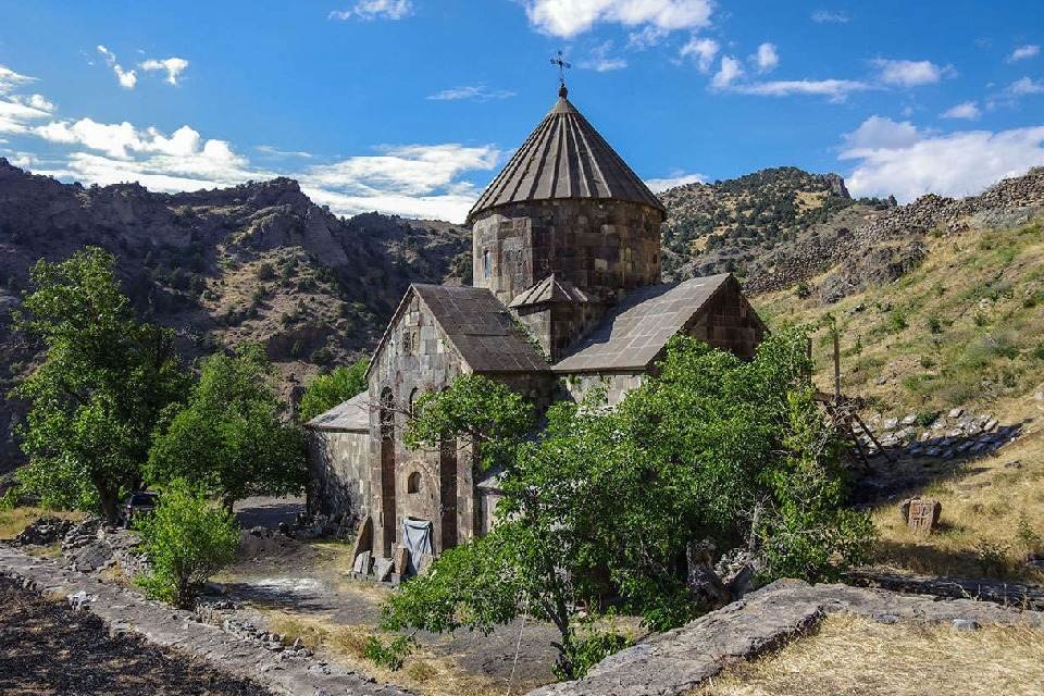 Առանց ակի մատանի էր Վայոց ձորը, կառուցեցի Գնդեվանքը և որպես մատանու քար՝ դրեցի վրան