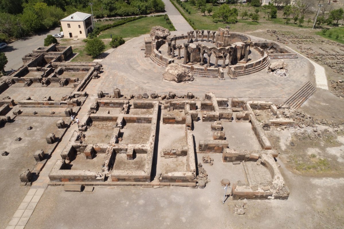 Զվարթնոց. Զվարթունների տաճարը