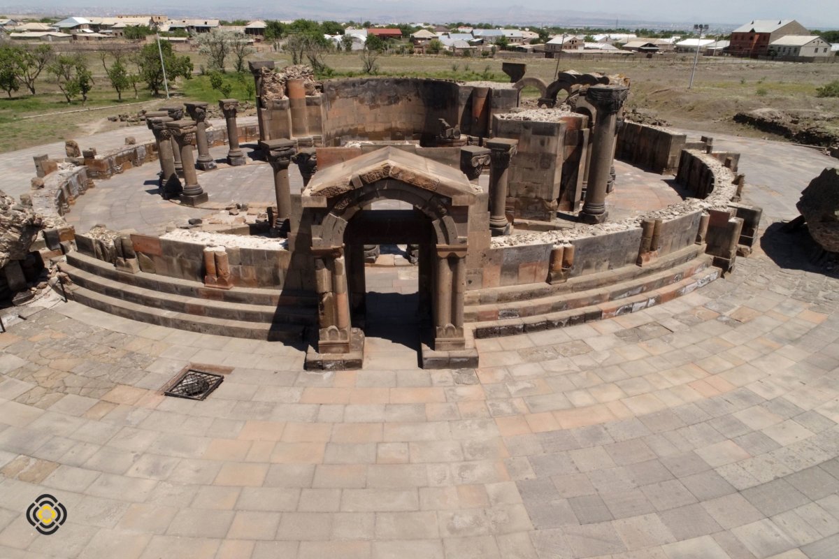 Զվարթնոցի սյուները