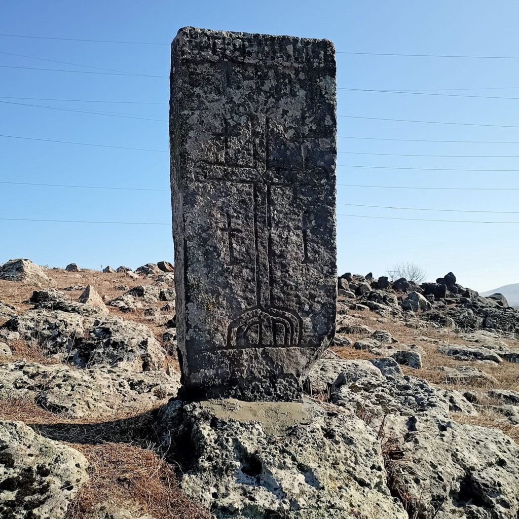 Թեքված խաչքարին նոր կյանք՝ այս անգամ Լոռի բերդում