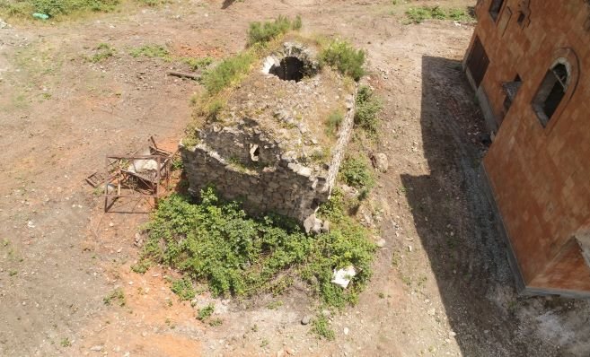 Միջնադարյան խեցամանների բեկորներ, մարդկային ոսկորներ․ Պեղումներ՝ Համլետավան գյուղի մատուռում