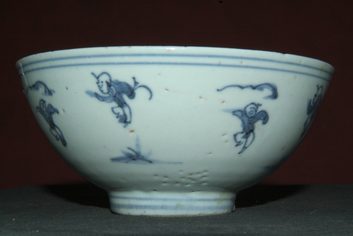 Chinese porcelain bowls of the 14-17th centuries, found in the Armenian monastery of Gndevank
